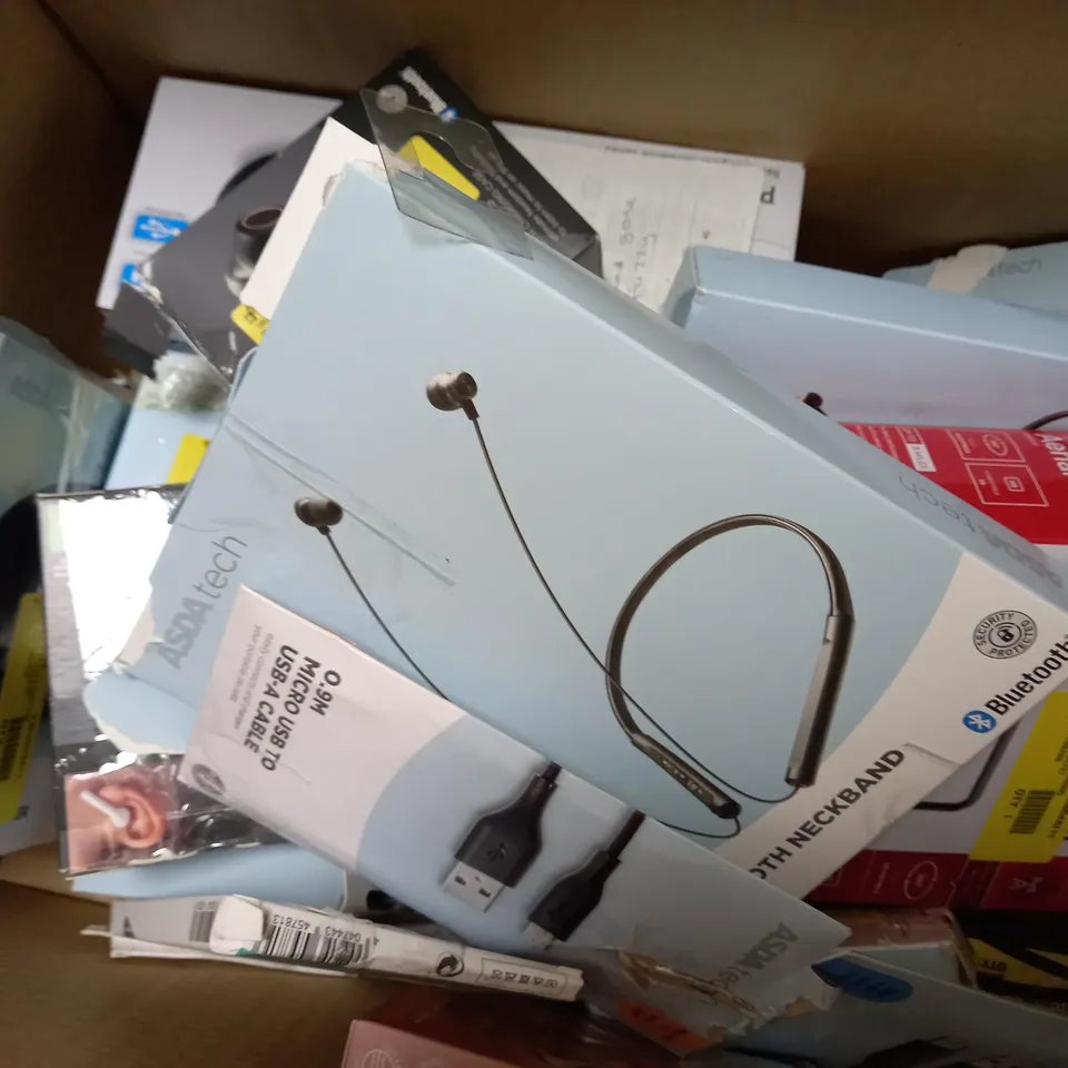 APPROXIMATELY 20 ASSORTED ITEMS TO INCLUDE MIXX OX1 ON EAR WIRED HEADPHONES, MECHANICAL GAMING KEYBOARD, GAMING HEADSET, DVD PLAYER ETC.