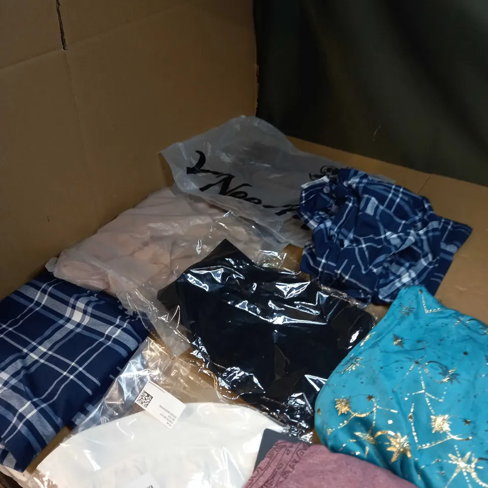 LOT OF APPROX 20 ASSORTED CLOTHING ITEMS TO INCLUDE JUMPERS, SOCKS AND T-SHIRTS