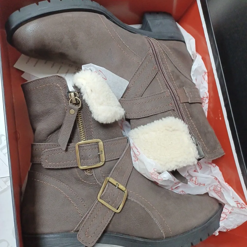 BOXED RUTH LANGSFORD CASUAL BOOTS, OAK - SIZE 4 
