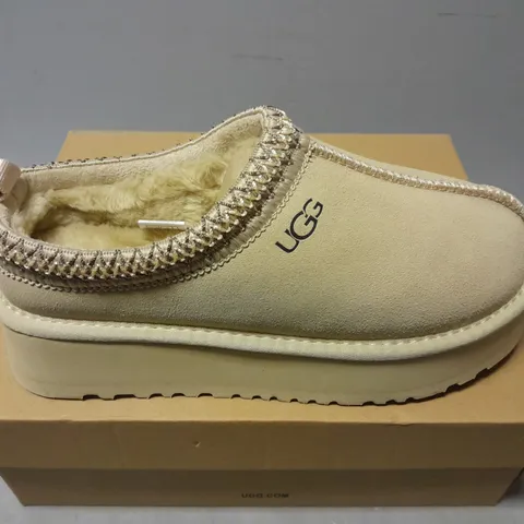 BOXED PAIR OF UGGS WOMENS TAZ SLIPPERS IN BEIGE - UK 6