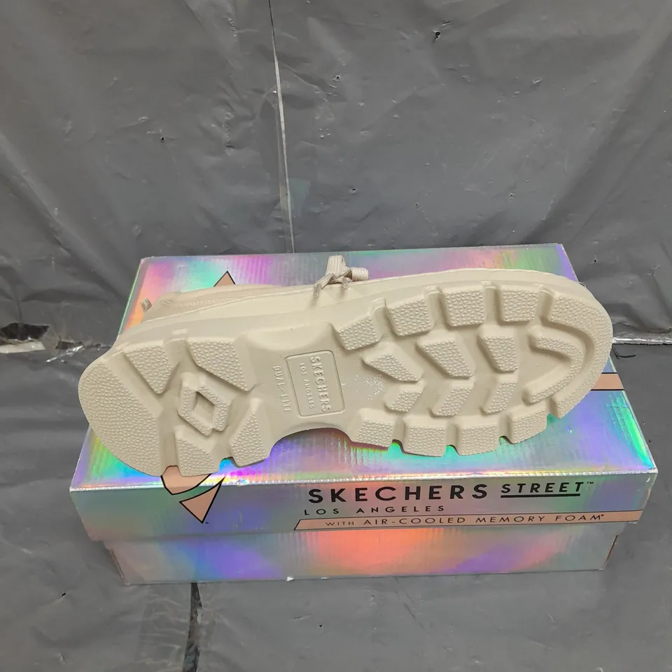 BOXED PAIR OF SKECHERS STREET MEMORY FOAM TRAINERS IN OFF WHITE SIZE 6