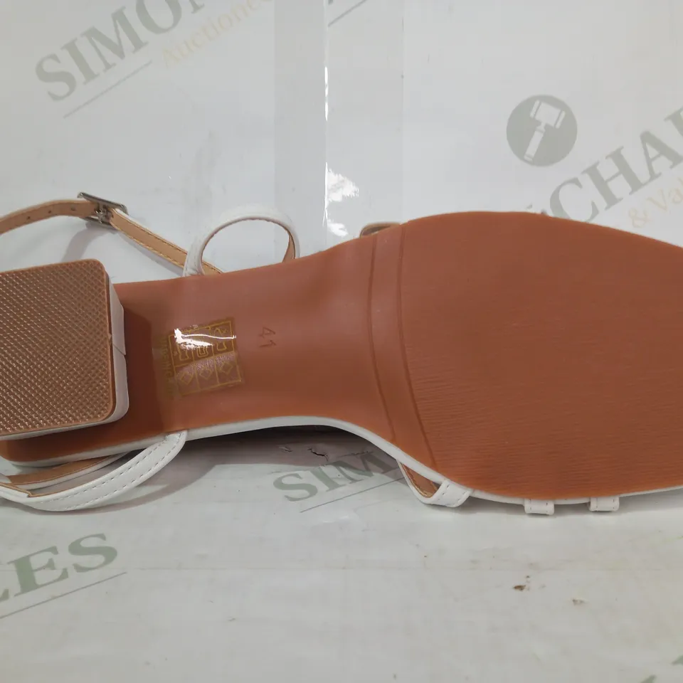 PAIR OF DESIGNER LOW BLOCK HEEL STRAPPY OPEN TOE SANDALS IN WHITE EU SIZE 41