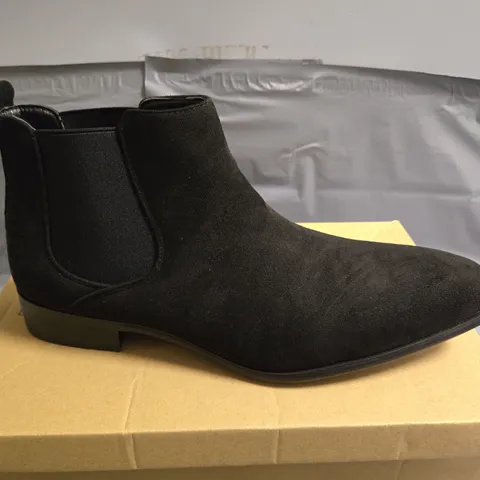 PAIR OF BLACK FABRIC ANKLE BOOTS IN BLACK - 44