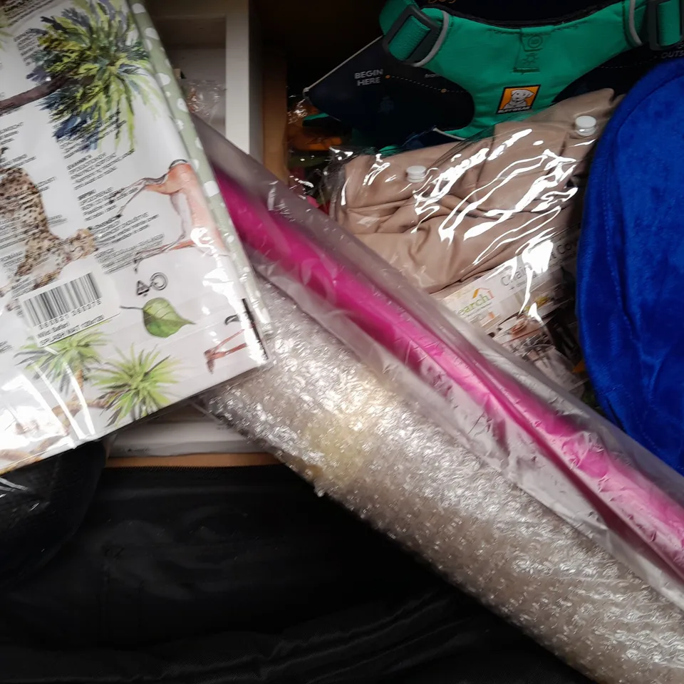 BOX OF APPROXIMATELY 20 ASSORTED HOUSEHOLD ITEMS TO INCLUDE VIVE BOXER SPLINT, IONIC SHOWER HEAD, COLLAPSIBLE WASHING UP BOWL WITH CHOPPING BOARD, ETC