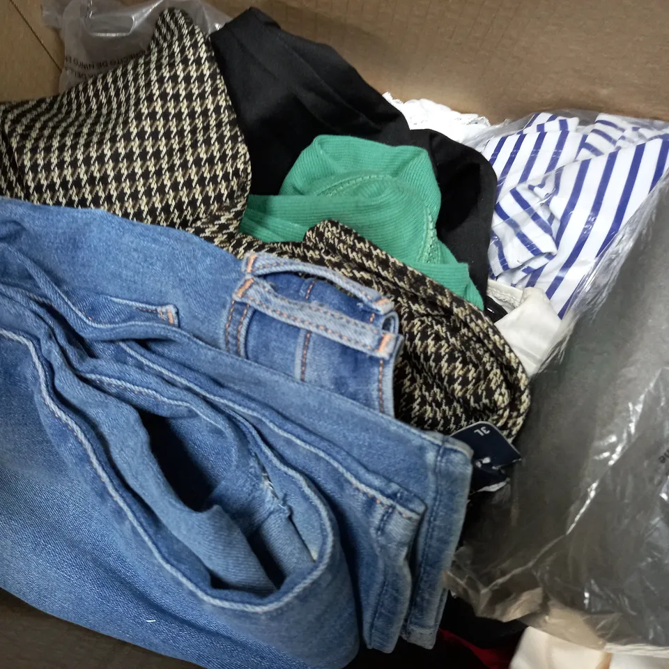 APPROXIMATELY 20 ASSORTED CLOTHING ITEMS IN VARIOUS SIZES AND STYLES 