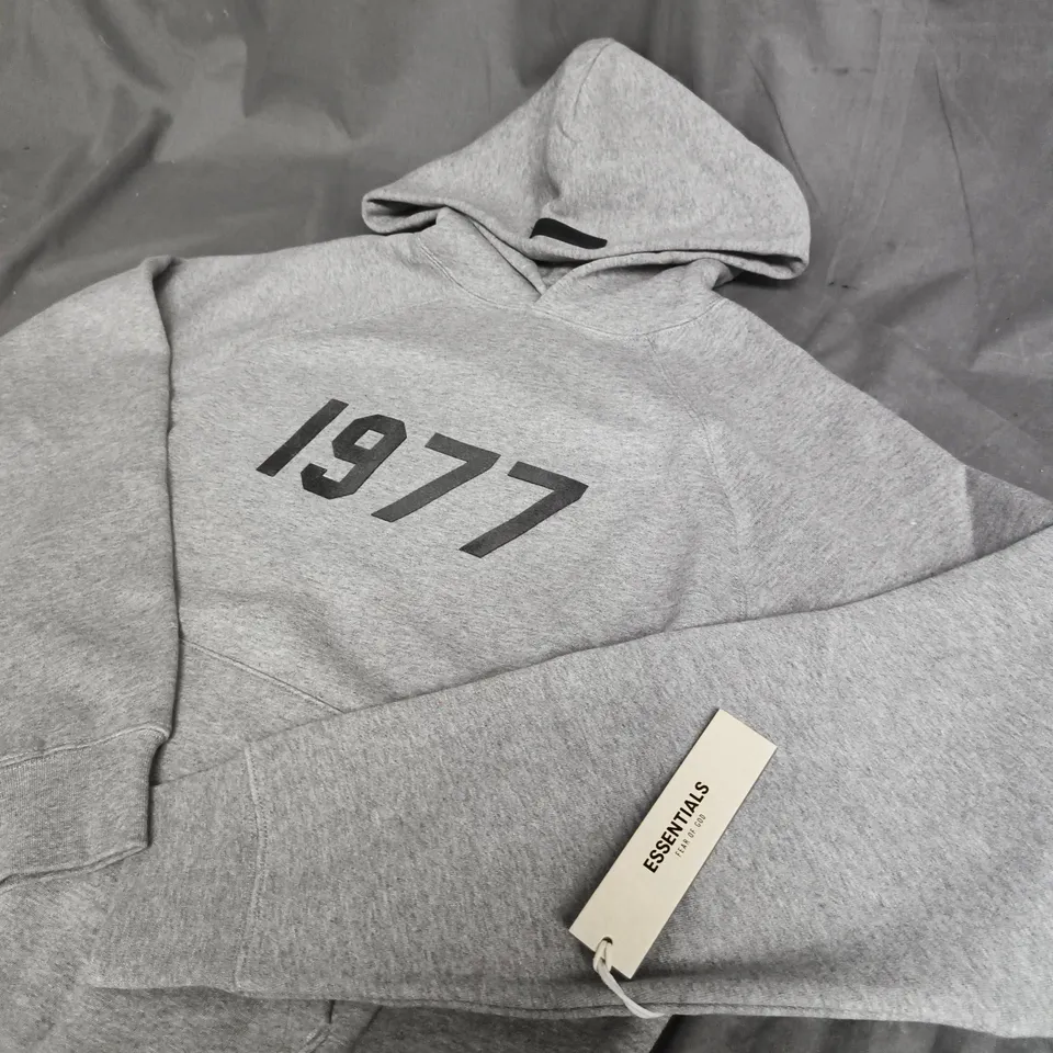 BAGGED ESSENTIALS GREY HOODIE WITH '1977' PRINT – SMALL