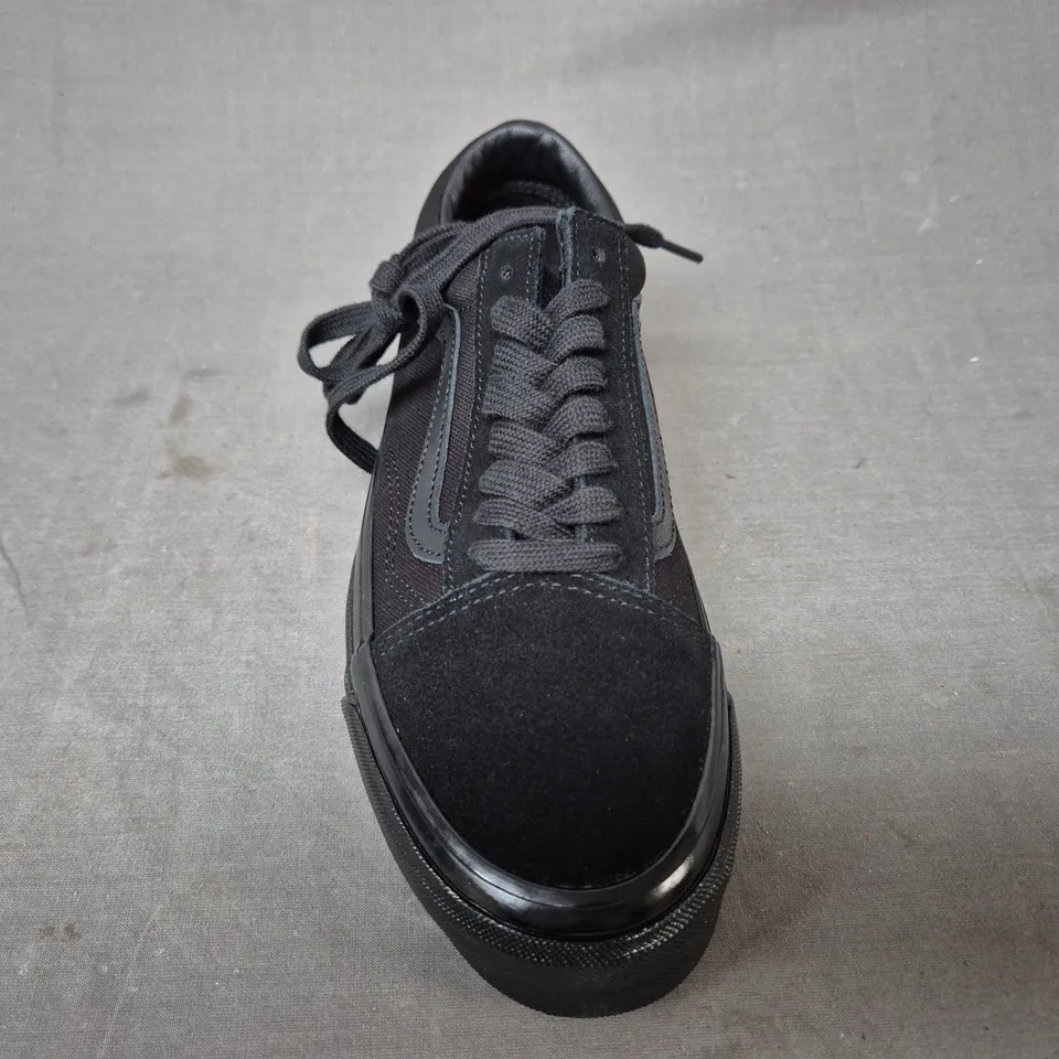 BOXED PAIR OF VANS OLD SKOOL SHOES IN BLACK UK SIZE 5.5