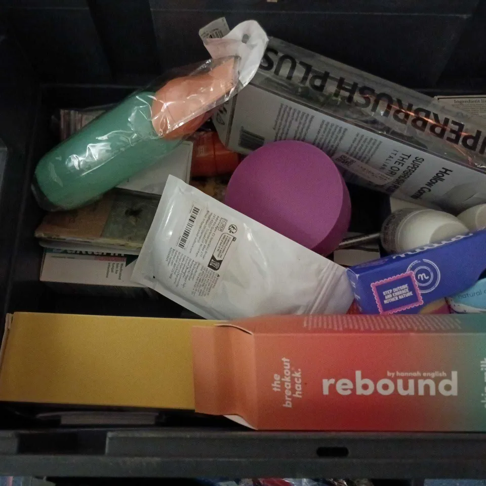 APPROXIMATEY 20 ASSORTED HEALTH AND BEAUTY PRODUCTS TO INCLUDE - GIVE ME SHAMPOO - FLO LONG PADS FOR SENSITIVE BLADDER AND BONDI SANDS SPF 50 SUN LOTION