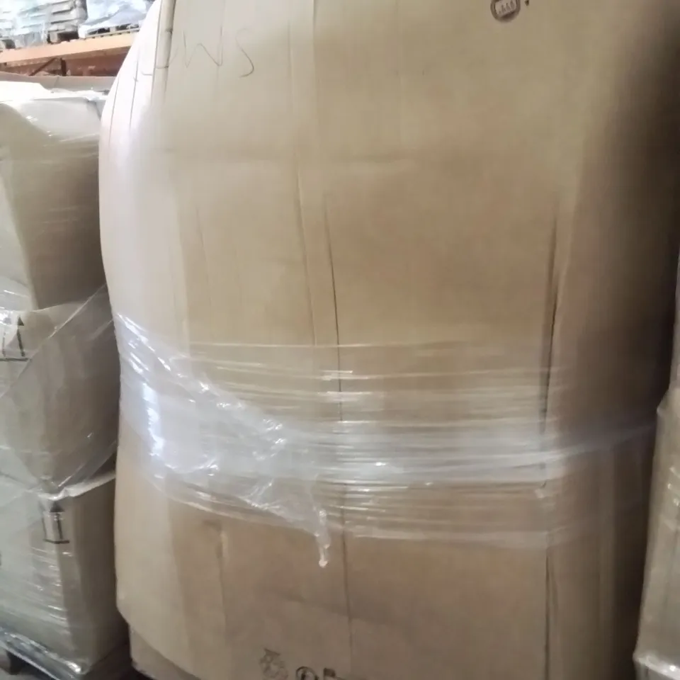 PALLET CONTAINING A LARGE QUANTITY OF PILLOWS