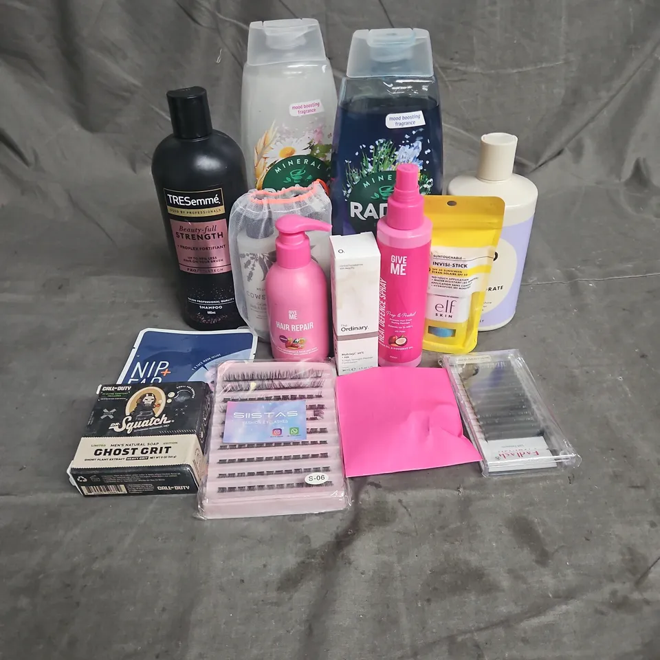 APPROXIMATELY 20 ASSORTED HEALTH & BEAUTY PRODUCTS TO INCLUDE - TRESEMME SHAMPOO - ELV SKIN SUNSCREEN STICK - DR SQUATCH CALL OF DUTY SOAP BAR - ETC