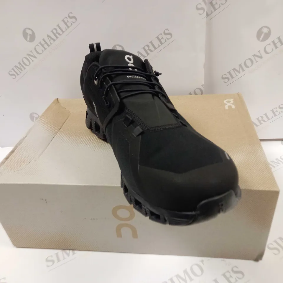 BOXED PAIR OF ON CLOUD 5 WATERPROOF SHOES IN BLACK UK SIZE 12.5 