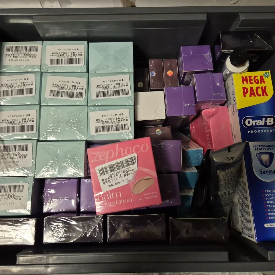 APPROXIMATELY 25 ASSORTED COSMETICS ITEMS TO INCLUDE ORAL B PRO EXPERT, ZEPHOCO BALM FOUNDATION, SUPREME CREME ALL OVER COMPLEXION PERFECTER, ETC